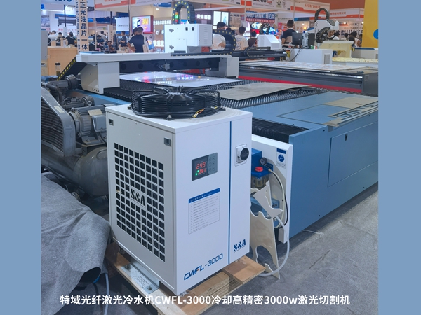 济南客户购置伟德国际1946官方网光纤激光冷水机CWFL-3000冷却3000W高细密激光切割机